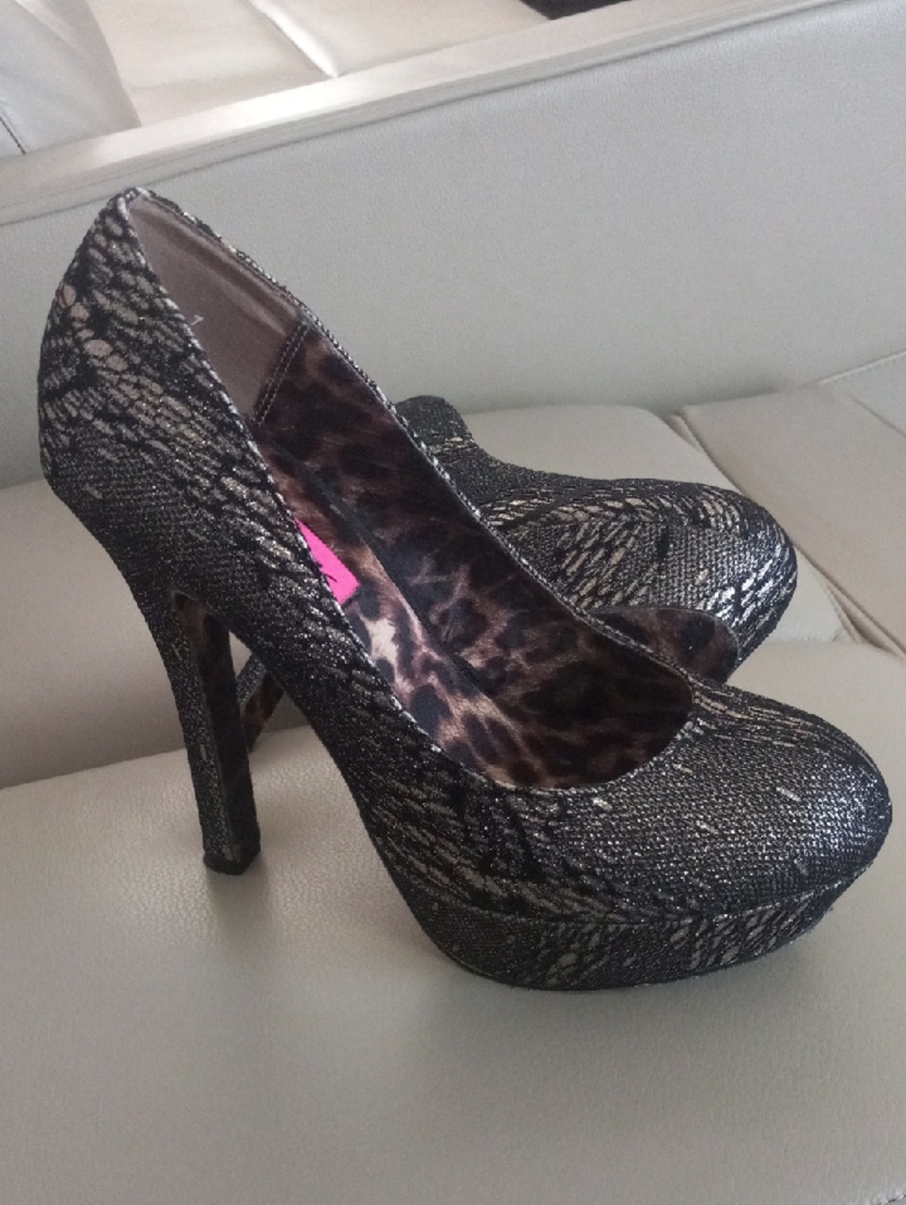 Betsey Johnson Diskko Black Glitter Lace Platform Pumps with Leopard Lining Sz 8
